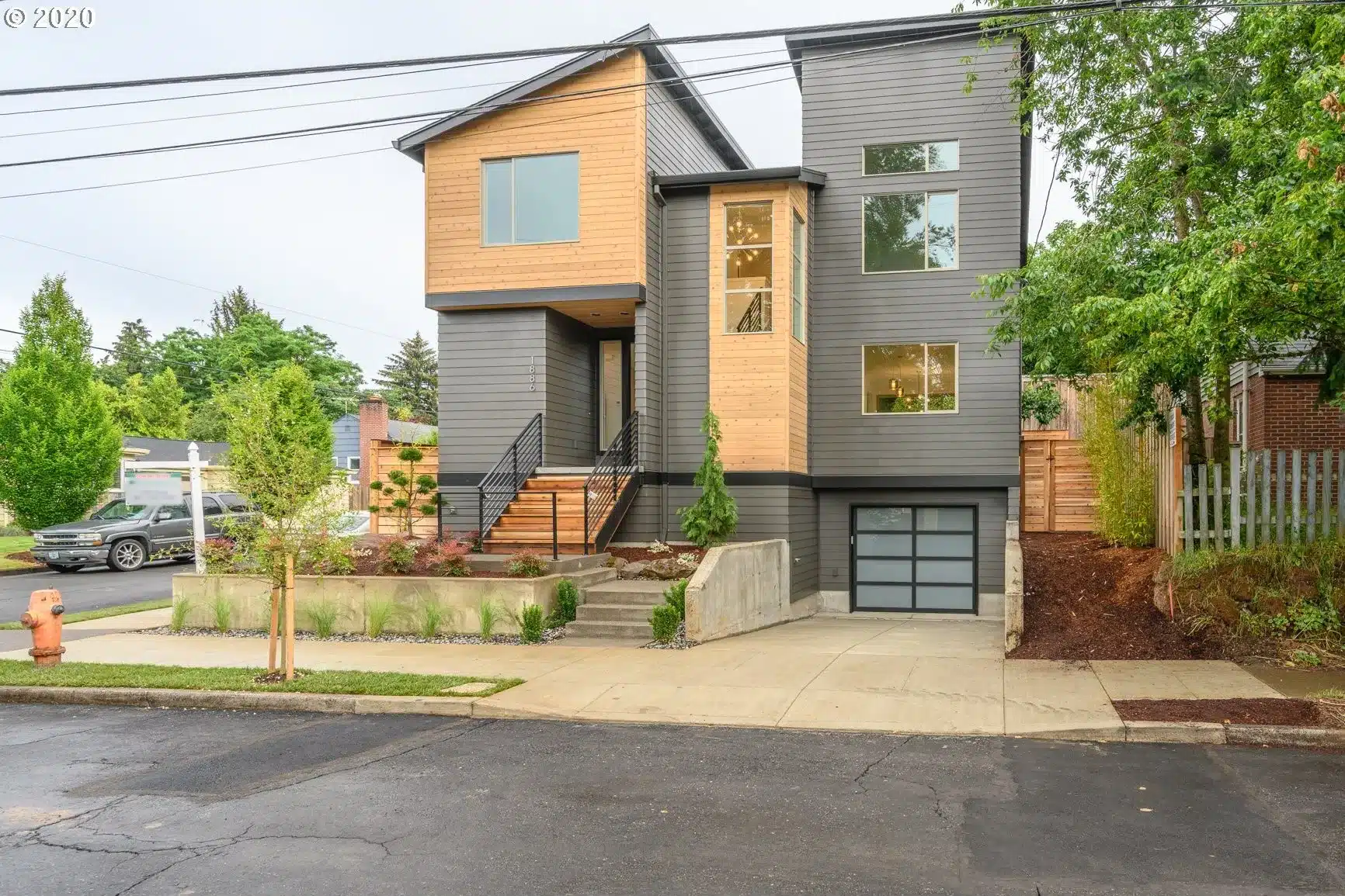 1886 NE Holman St - Photo 1