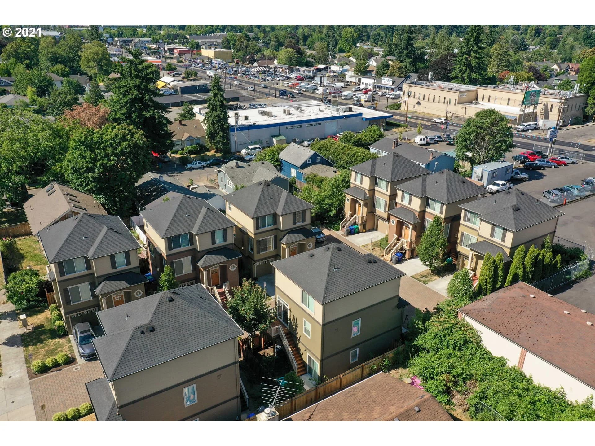 Carriage House Village - Photo 21