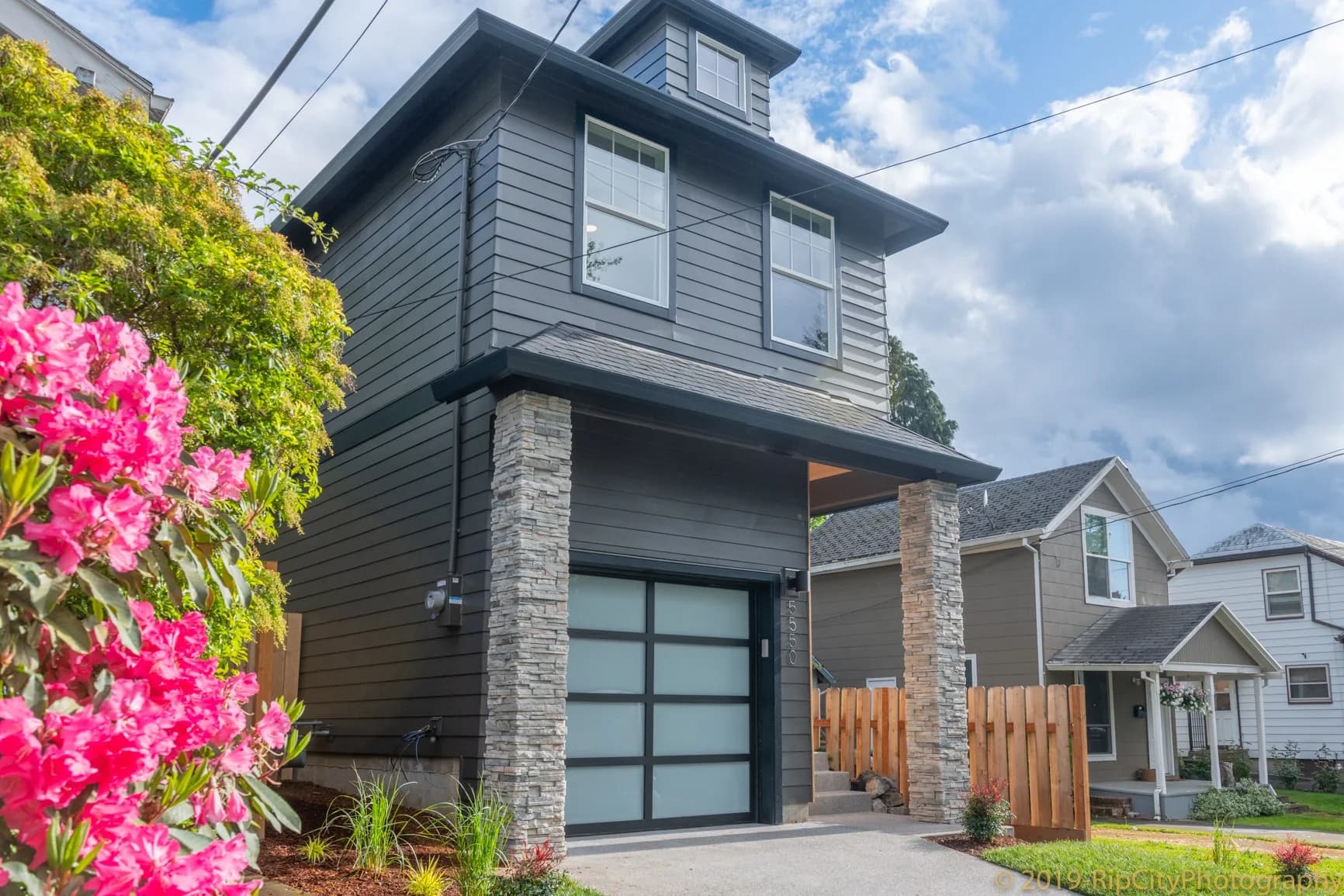 5550 SE Oak St - Photo 1