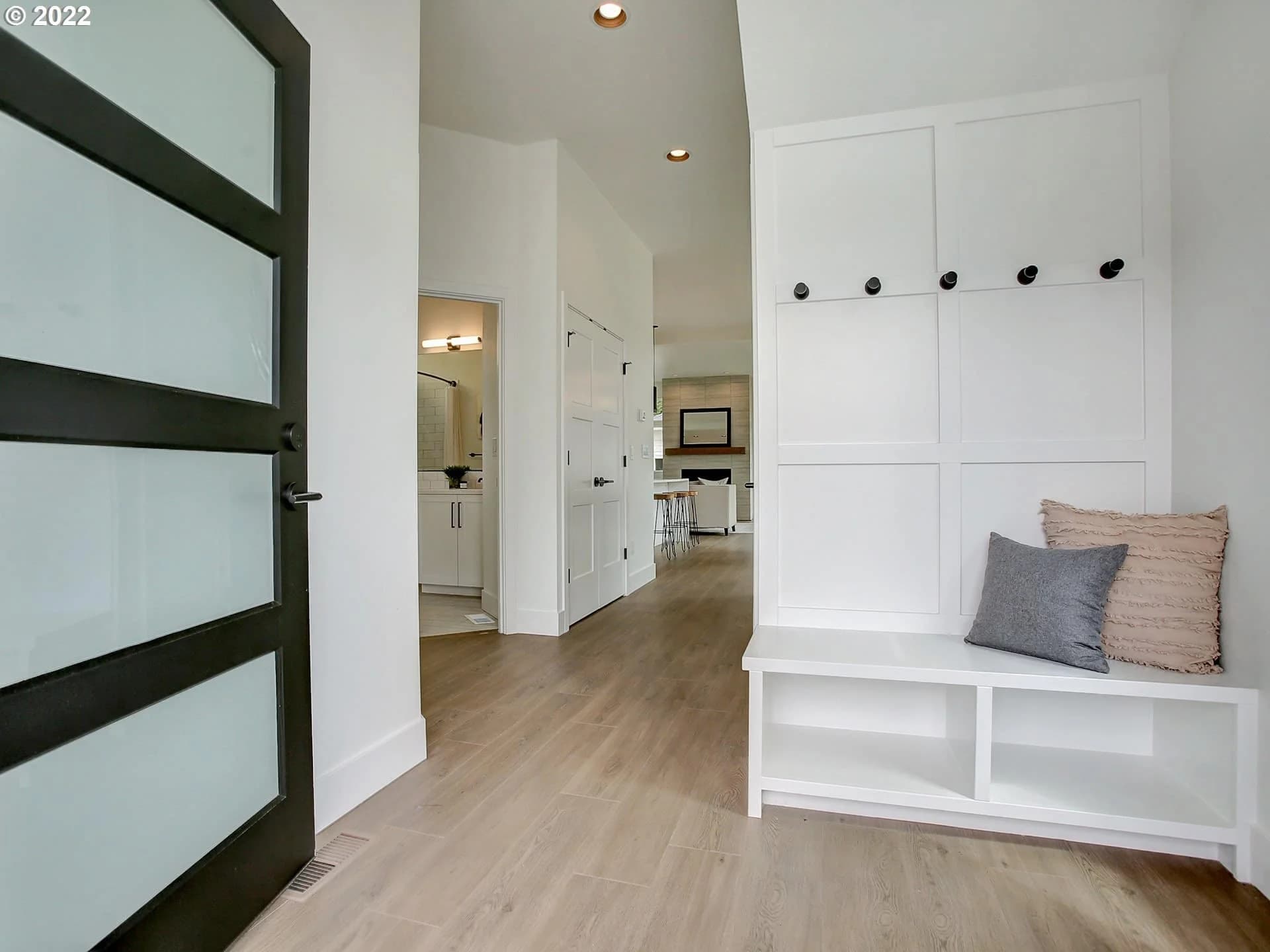 6704 N Knowles Ave - Photo 2